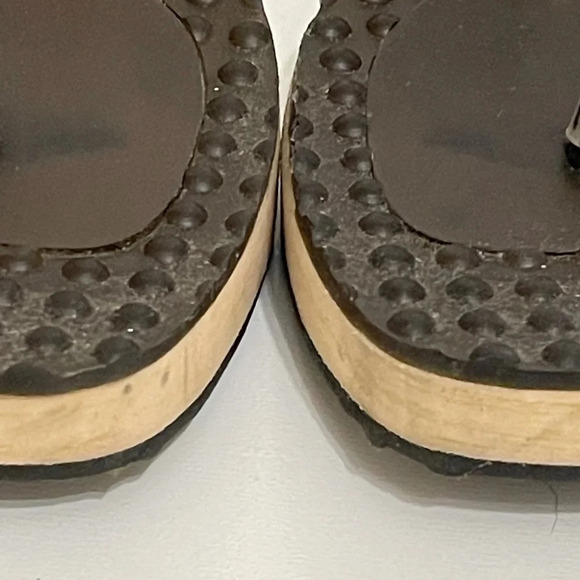 On Your Feet  6.5 Wood Textured Rubber Block Heel Thong Sandals size 6.5 - Picture 8 of 16